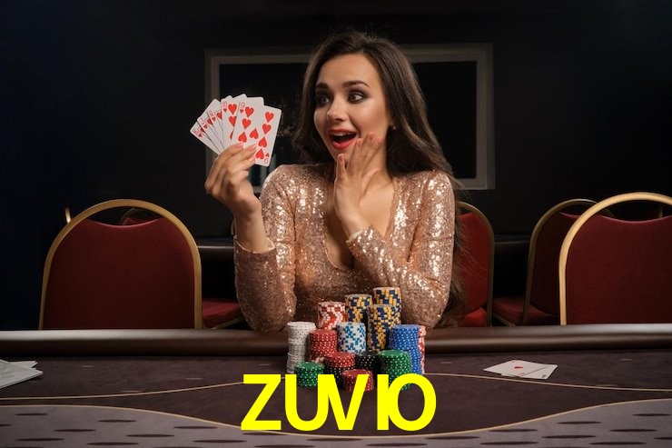 Escena dinámica inspirada en casino con iluminación ZUVIO, cartas, fichas e íconos de juegos digitales en un espacio moderno de juegos.